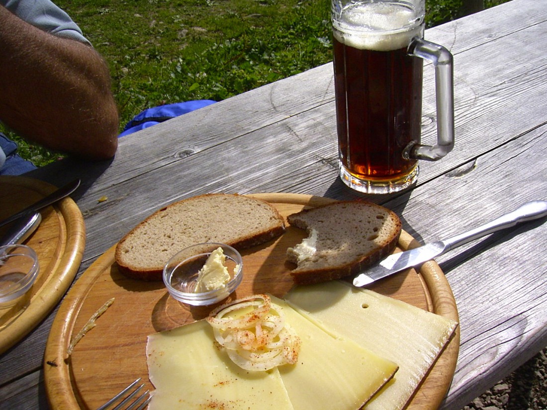Oldtimer-Tour Bayern: Brotzeit auf der Alm